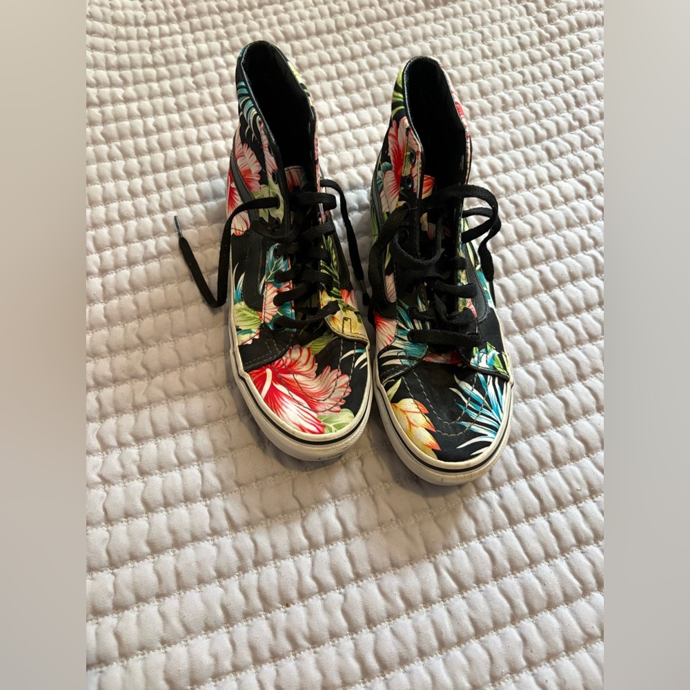 Vans SK8-Hi high-top sneakers in a black Hawaiian floral tropical print